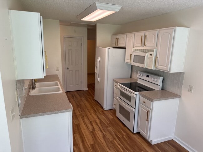 Building Photo - 156 Shady Oak Cir