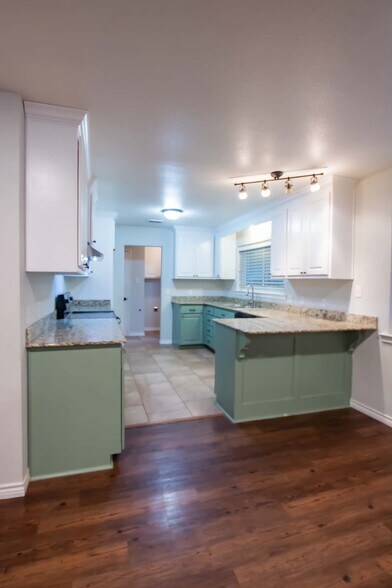 Building Photo - 2110 Inwood Cir