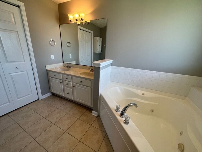 Building Photo - Lovely 2 Bed 2 Bath Condo with Community Pool