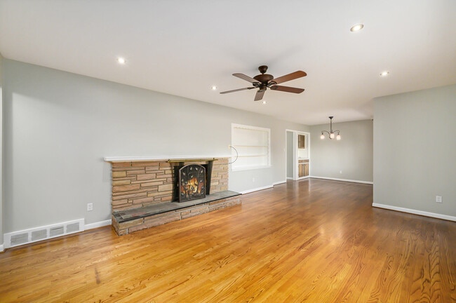 Building Photo - 24447 Bloomington Ct