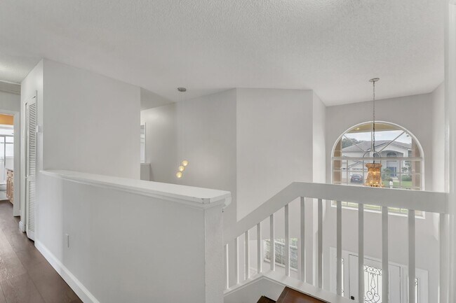 Building Photo - Spacious 6-bedroom, 3-bathroom and pool Tu...