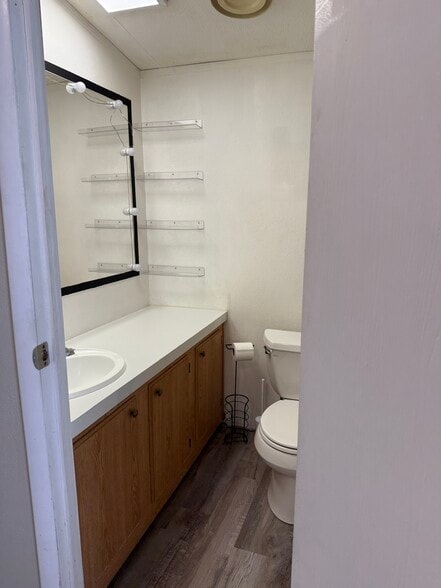 master bath - 953 N McCue St