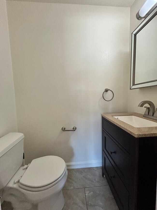 Building Photo - Spacious 2Br/1.5Ba End-Unit Townhome with Carport & Extra Storage