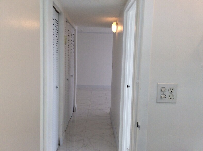 Building Photo - 1825 W 44th Pl