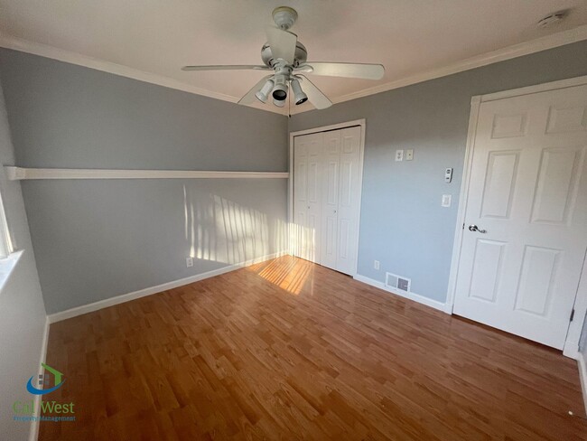 Building Photo - $2795- 2 Bed/1 Bath Remodeled two Story To...