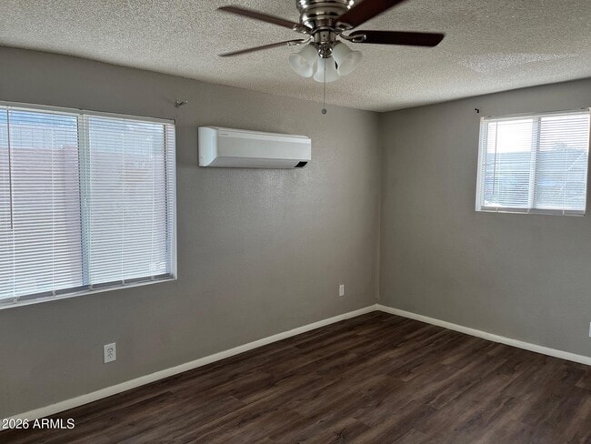 Building Photo - 102 E Ivy St