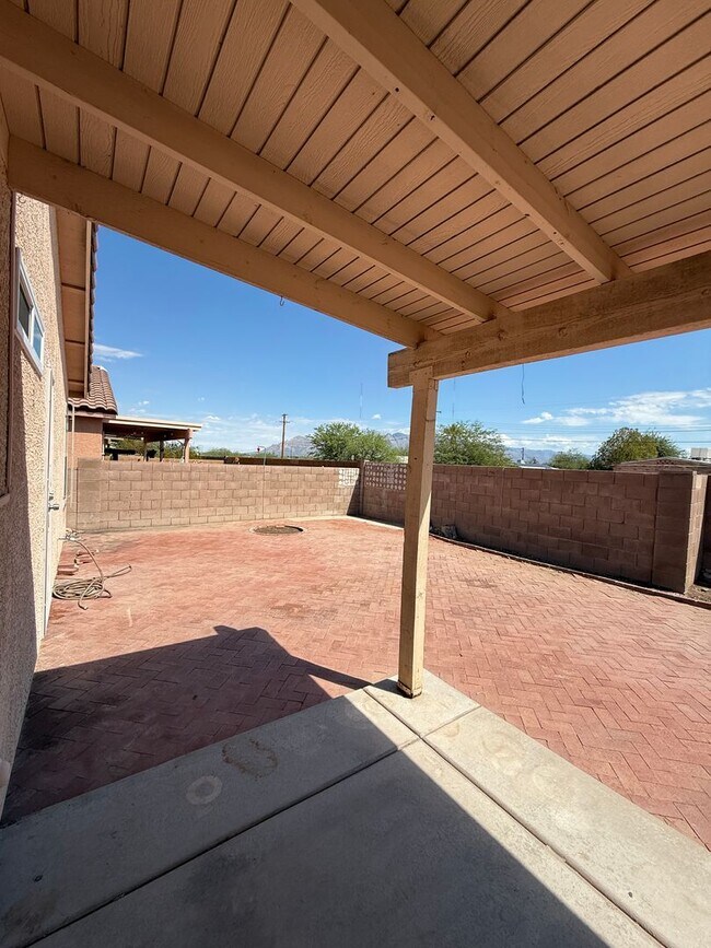 Building Photo - NEW CARPET! 3 Bed / 2 Bath Single Family H...