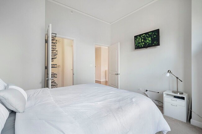 Building Photo - 420 E Waterside Dr