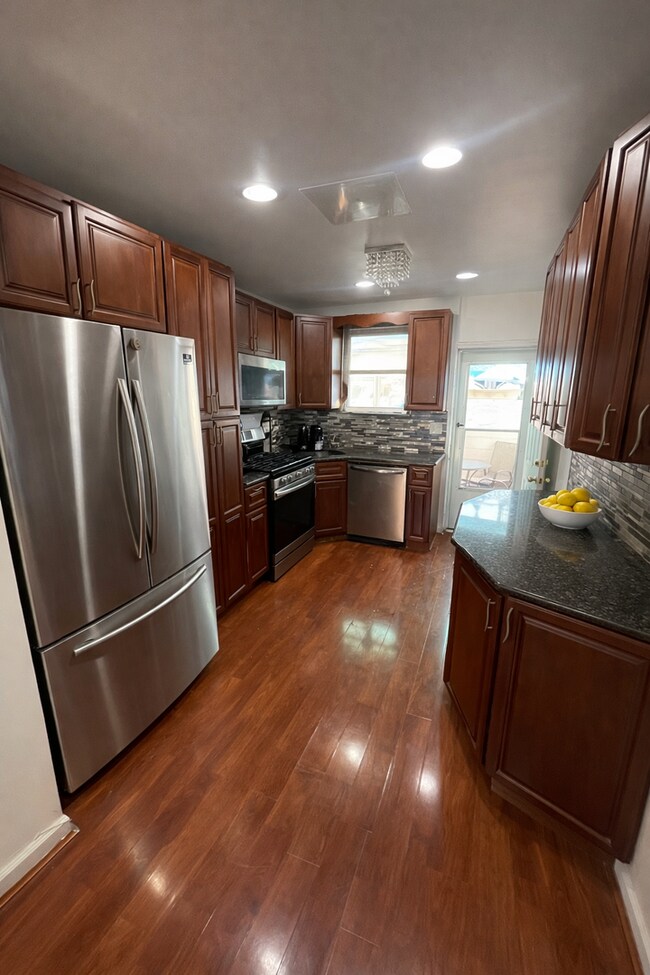 Building Photo - Beautiful 3 Bedroom House Available Near Jefferson Hospital