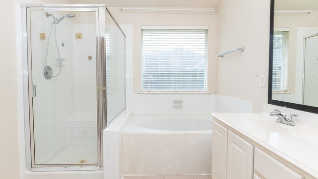 Building Photo - 18323 Water Mill Dr