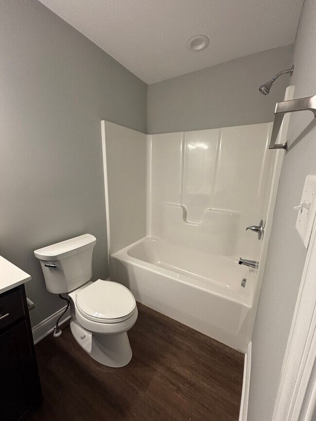 Building Photo - Stunning 3 Bed Townhome with 2 Car Garage in Washington!