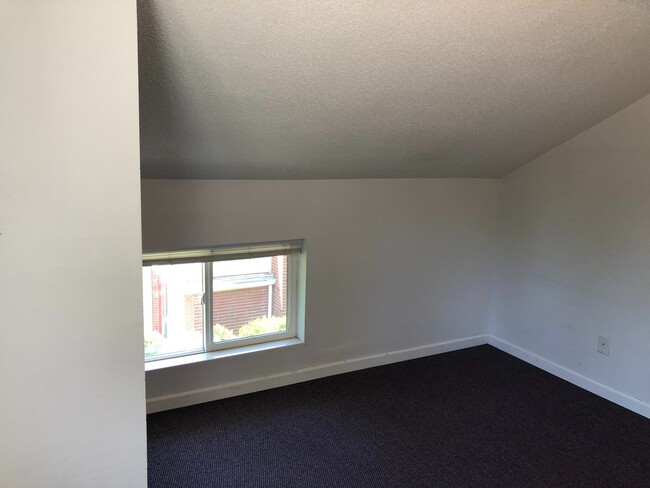 Building Photo - Spacious 4 bedroom 2 bathroom plus office ...