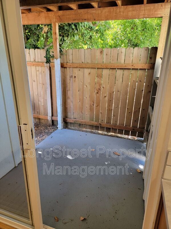 Building Photo - 627 3rd St SE