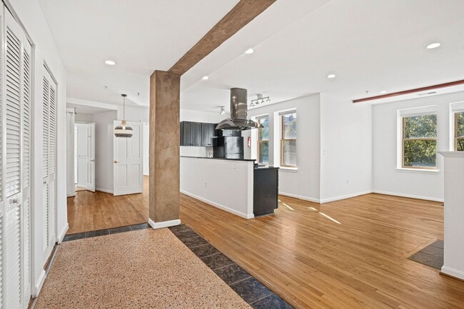 Primary Photo - 2 Bedroom Beauty in Bloomingdale! Pets Wel...