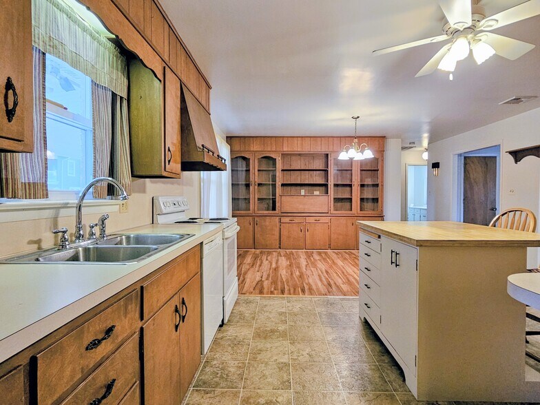 Building Photo - 3 Hillcrest Ave