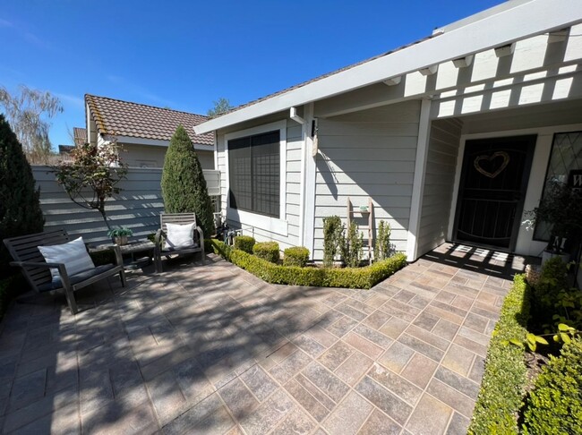 Building Photo - 3 bedroom in desirable Regency Park!