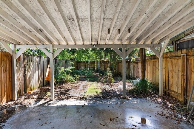 Building Photo - "Charming 2-Bed Townhouse in Fort Walton Beach"