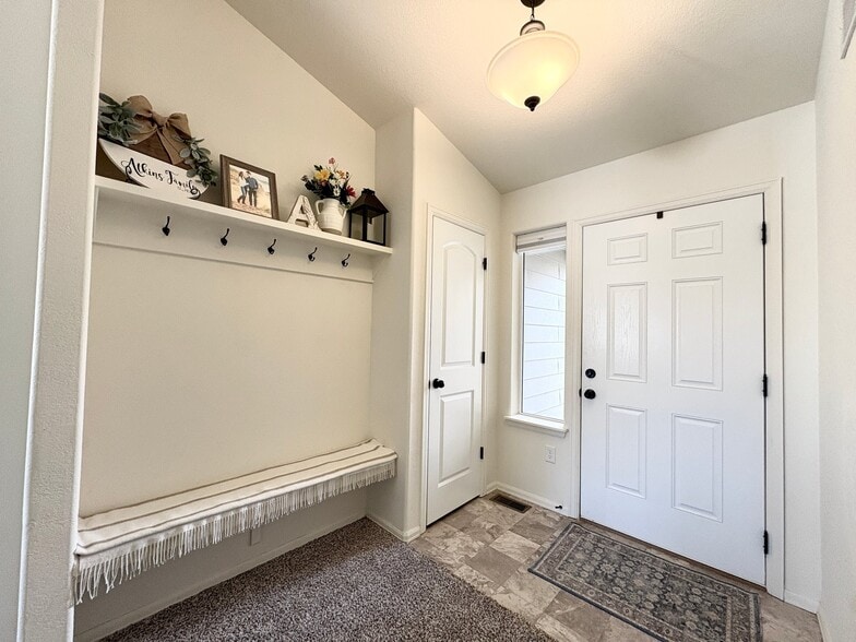 Building Photo - 916 Greenbrook Dr