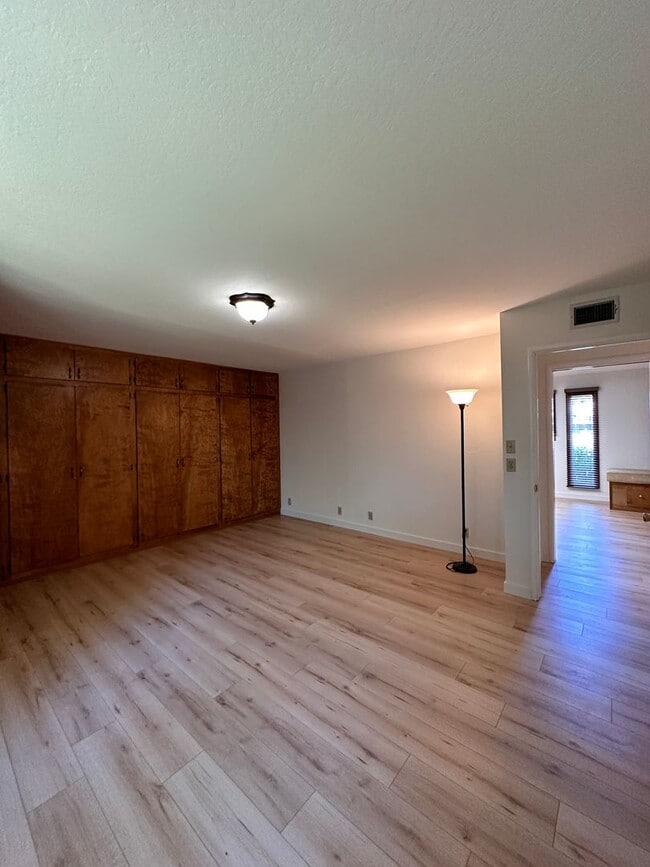 Building Photo - Three bedroom home