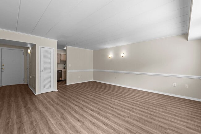 Building Photo - Quiet Norfolk Condo – Utilities & Parking ...