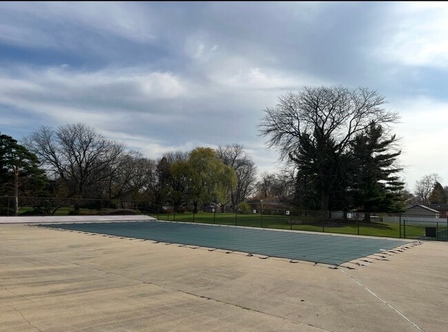 Building Photo - 1405 E Central Rd