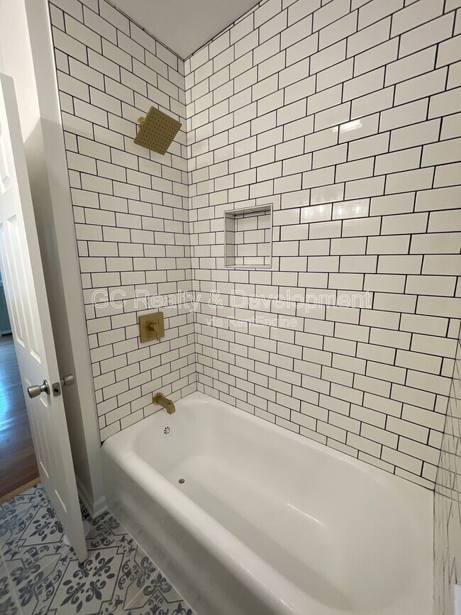 Building Photo - 7512 N Claremont Ave