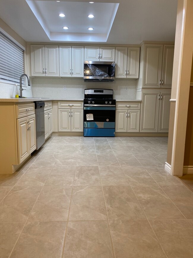 Building Photo - 13211 Vanowen St