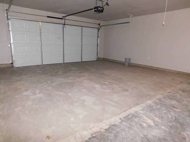 Building Photo - Spacious 3/2/2