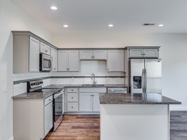 Building Photo - 3 BR Townhome