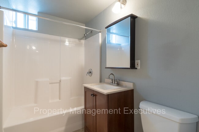 Building Photo - Smaller 2 Bedroom, 1 Bath Duplex Unit with Garage & Washer/Dryer Hook-Ups