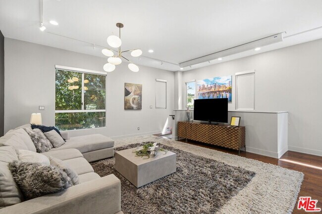 Building Photo - 5911 Saturn St