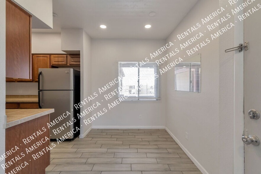 Building Photo - 1810 E Blacklidge Dr