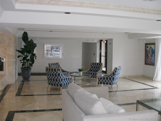 Building Photo - 2625 Collins Ave