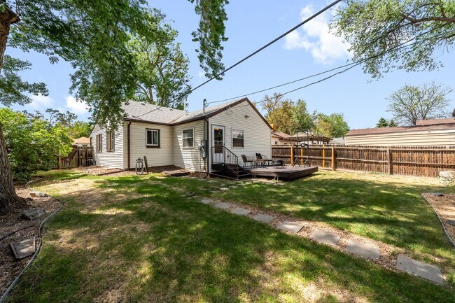Building Photo - 3BD, 1BA Edgewater Home with Lard Back Yard and 2-Car Garage