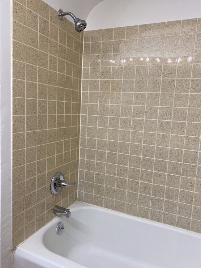 Building Photo - 2 Bed / 2 Bath Home - Close to UNC