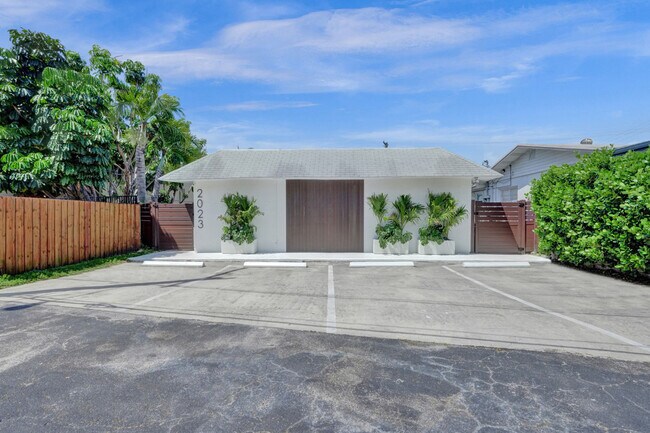 Building Photo - 2023 Miami Rd