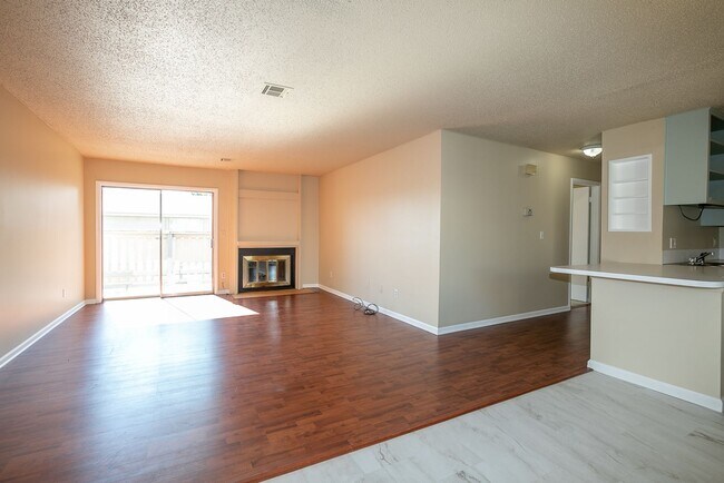 Building Photo - Spacious 3 Bed 2 Bath Condo in Tulsa!