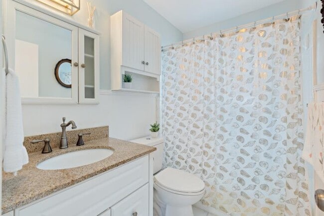 Building Photo - 1001 SE 5th Ave