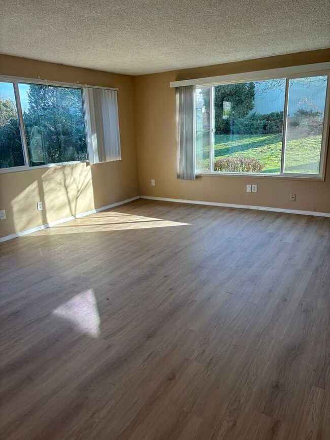 Building Photo - 2 bedroom duplex in Aloha