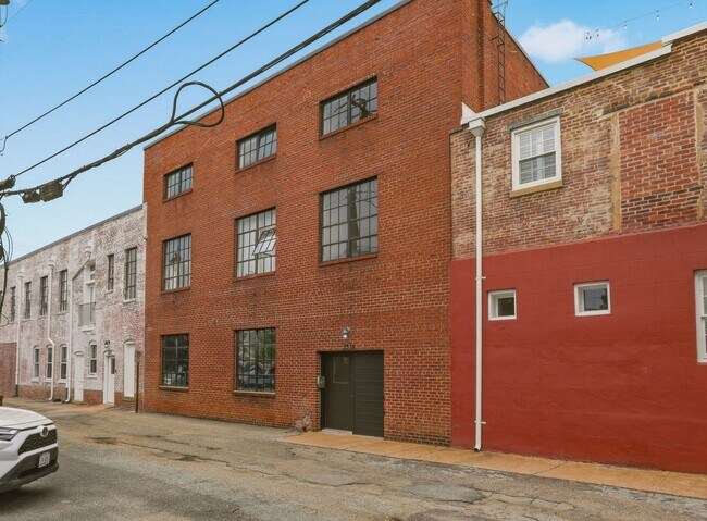 Building Photo - Cool 1 bedroom condo in the heart of the Fan District