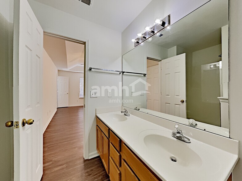 Building Photo - 117 Rock Glen Ct