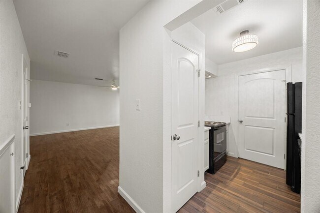 Building Photo - 6821 Old Quarry Ln