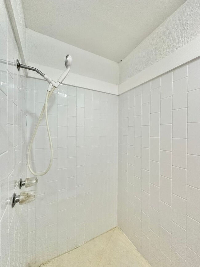 Building Photo - Available now! Newly Updated 3/2/2! Large ...