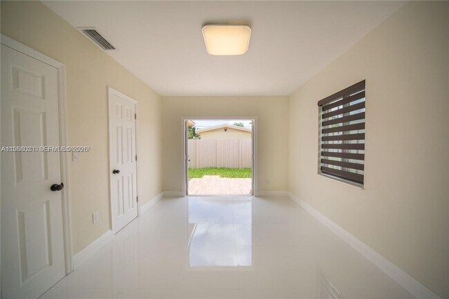 Building Photo - 1748 NE 180th St