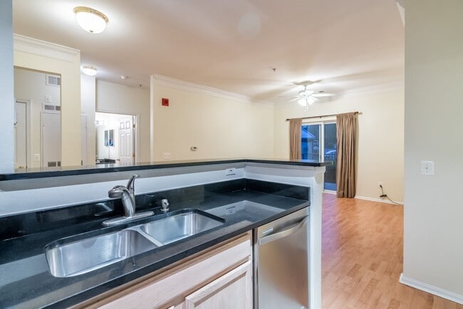 Building Photo - Beautiful 2 Bed 2 Bath Condo Beautiful Com...