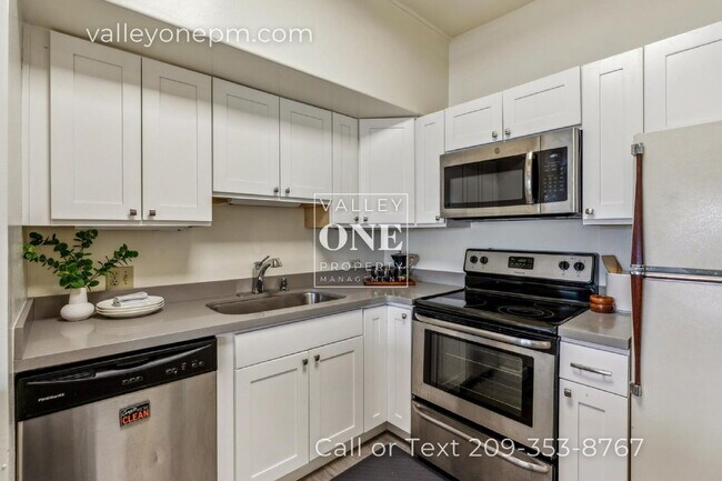 Building Photo - Fully Furnished Condo With Panoramic San Francisco Bay Views and Unbeatable Amenities