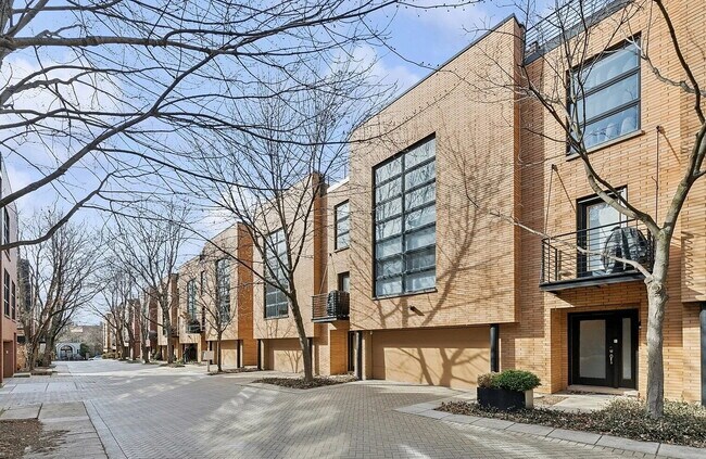 Building Photo - Comfortable Living in a Desirable Area