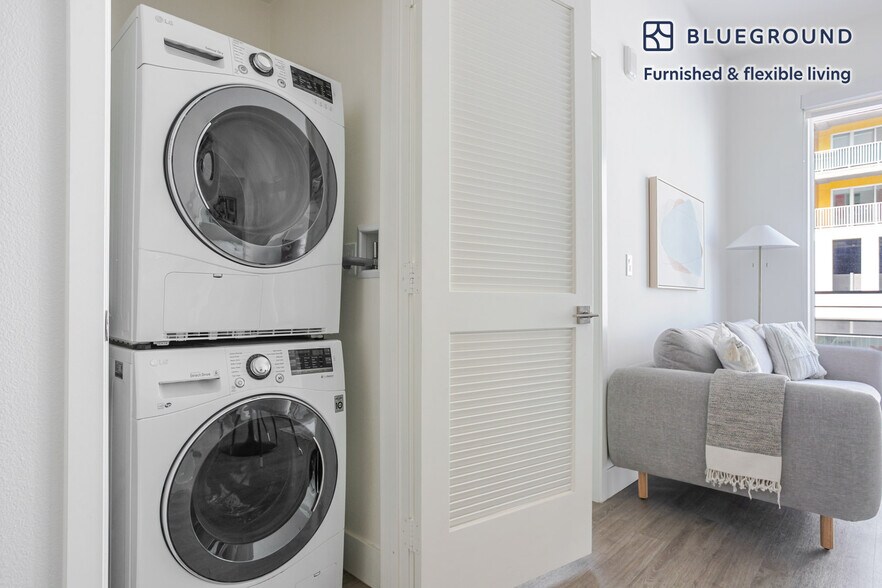 Building Photo - 760 S Serrano Ave