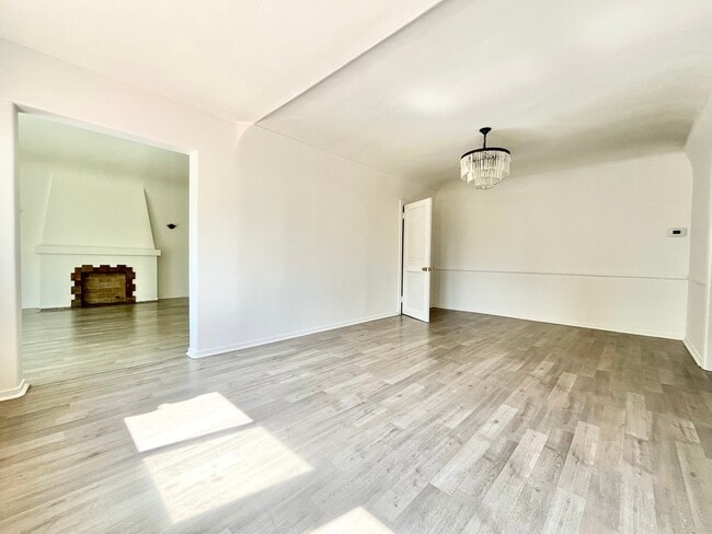Building Photo - 423 N Orange Dr