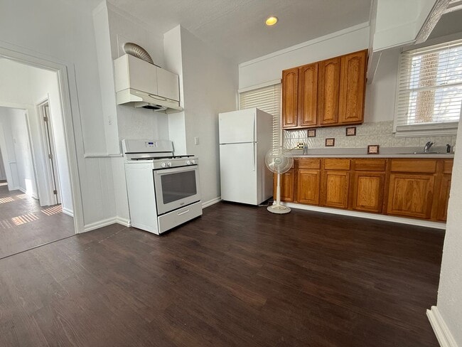 Building Photo - Beautiful 2 Bedroom House With Private Bac...